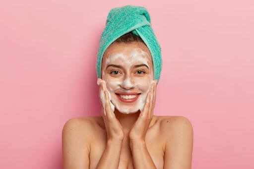 Chica joven aplicando skincare coreano paso a paso según su tipo de piel
